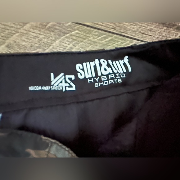 Men’s Volcom Camo Hybrid Shorts - Picture 2 of 2